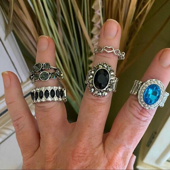 Bundle of 5 Paparazzi Stretch Rings - Picture 1 of 2